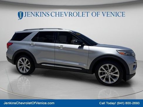Used 2022 Ford Explorer Platinum w/ Equipment Group 601A AWD/4WD image 2