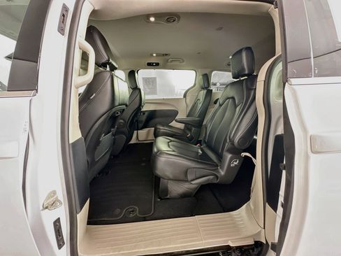 Used 2024 Chrysler Pacifica Touring-L FWD image 29