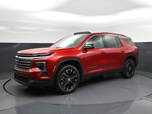 New 2026 Chevrolet Traverse LT w/ Sun and Wheel Package FWD image 3