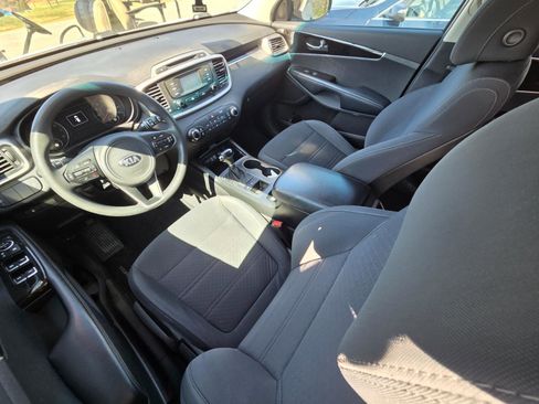 Used 2017 Kia Sorento LX image 9