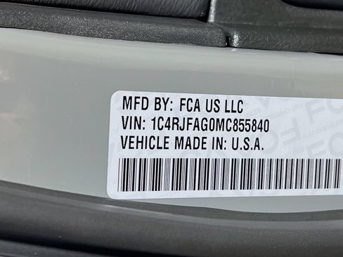Used 2021 Jeep Grand Cherokee Laredo X AWD/4WD image 26