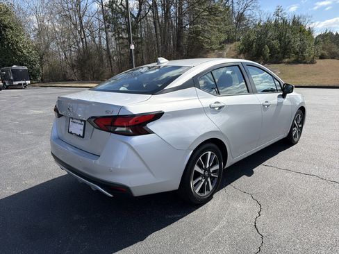 Used 2021 Nissan Versa SV image 5