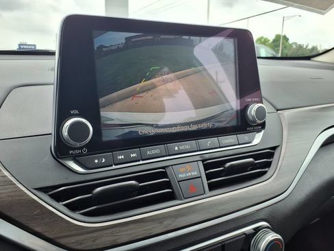 Used 2025 Nissan Altima 2.5 SV FWD image 25