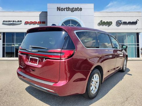 Used 2023 Chrysler Pacifica Touring-L FWD image 4
