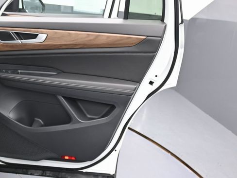 Used 2024 Volkswagen Atlas SE image 37