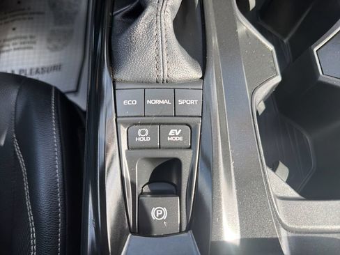 Used 2025 Toyota Camry SE FWD image 18