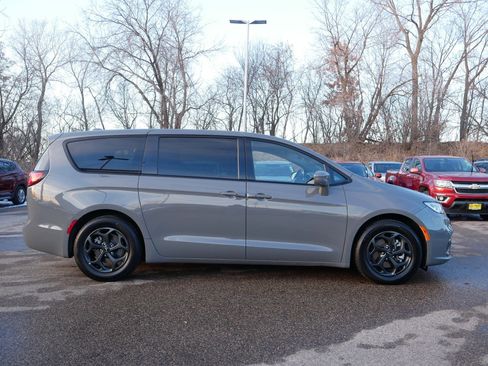 Used 2022 Chrysler Pacifica Limited w/ Uconnect Theater Family Group image 46