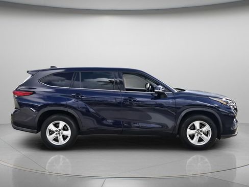 Used 2022 Toyota Highlander LE image 3