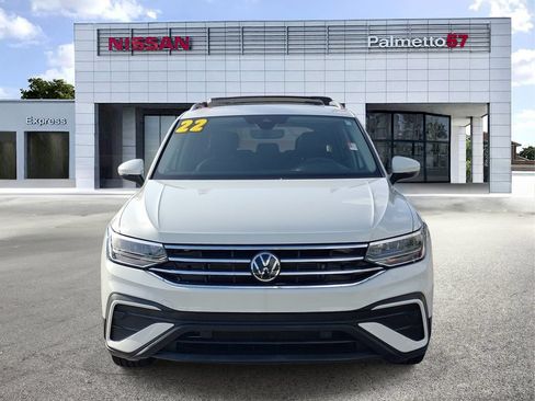Used 2022 Volkswagen Tiguan SE w/ Panoramic Sunroof Package FWD image 2