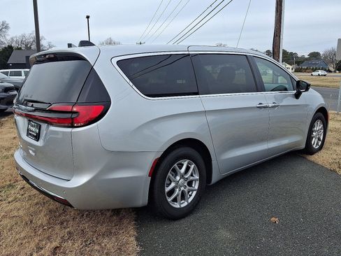 New 2026 Chrysler Pacifica Select image 3