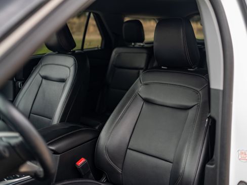 Used 2023 Ford Explorer Limited AWD/4WD image 9