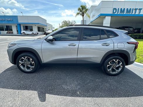 Used 2025 Chevrolet Trax LT w/ LT Convenience Package FWD image 8