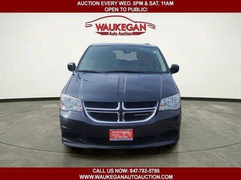Used 2013 Dodge Grand Caravan SXT w/ UConnect Hands-Free Group FWD image 2