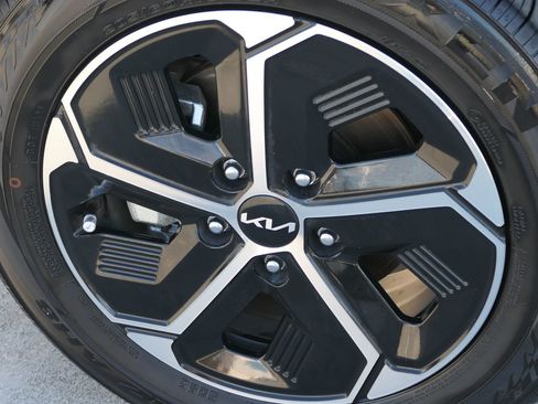 Used 2023 Kia Niro EX image 11