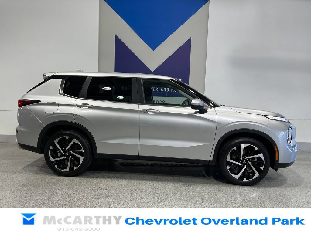 Used 2023 Mitsubishi Outlander SE Black Edition FWD image 4