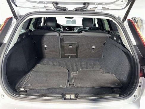 Used 2025 Volvo V60 B5 Cross Country Plus image 17