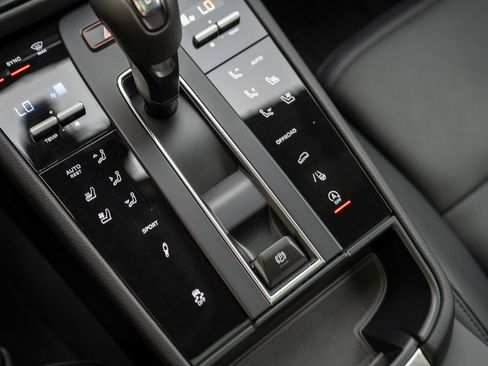 Used 2025 Porsche Macan image 20