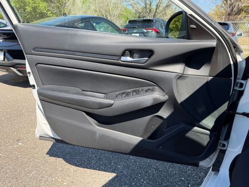 Used 2025 Nissan Altima 2.5 SV image 18