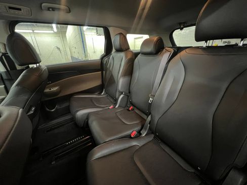Used 2026 Kia Carnival FWD image 37