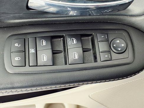 Used 2014 Chrysler Town & Country Touring image 18