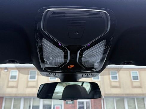 Used 2022 BMW 750i xDrive w/ Autobahn Package image 38