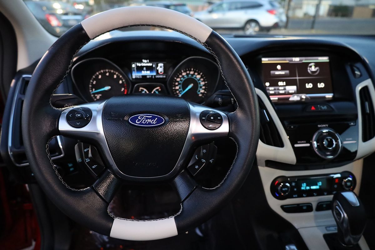 Used 2012 Ford Focus Titanium FWD image 19