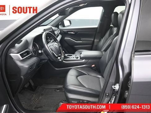 Used 2023 Toyota Highlander XSE AWD/4WD image 9