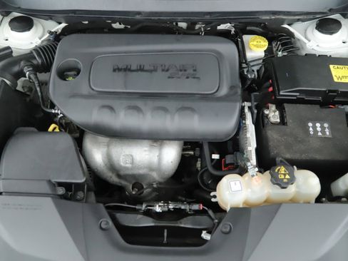 Used 2019 Jeep Cherokee Latitude Plus AWD/4WD image 16