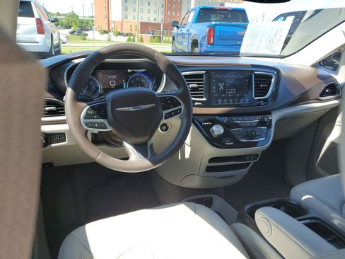 Used 2020 Chrysler Pacifica Touring-L w/ Advanced Safetytec Group FWD image 7