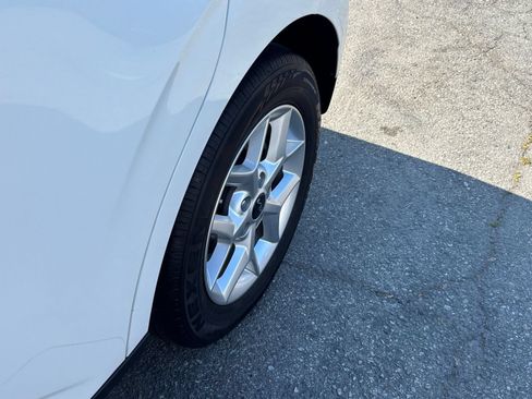 Used 2025 Kia Soul LX w/ LX Technology Package FWD image 31