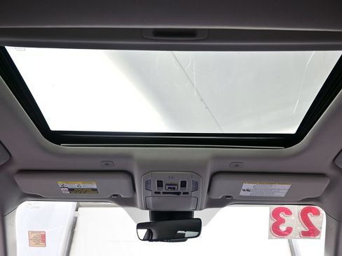 Used 2023 Toyota Highlander XLE AWD/4WD image 19