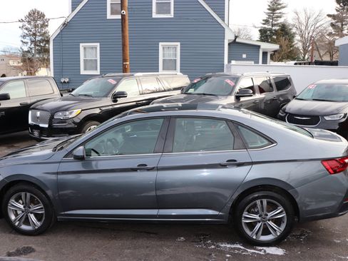 Used 2024 Volkswagen Jetta SE image 2