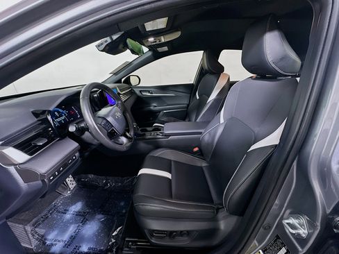 Used 2025 Toyota Camry SE image 12