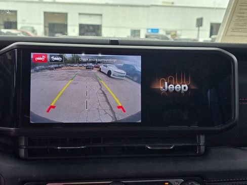 Used 2024 Jeep Wrangler Unlimited Rubicon w/ Technology Group image 17