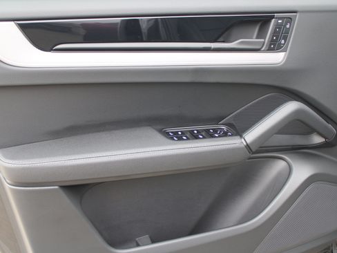 Certified 2025 Porsche Cayenne AWD/4WD image 25
