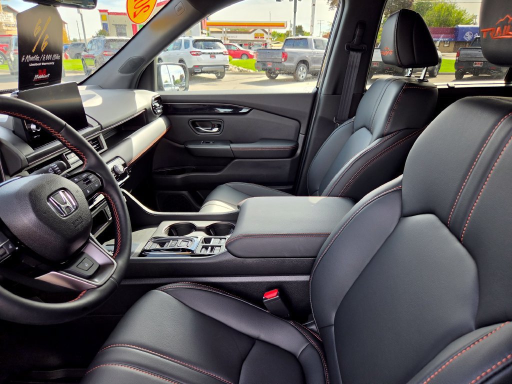 Used 2025 Honda Pilot TrailSport image 28