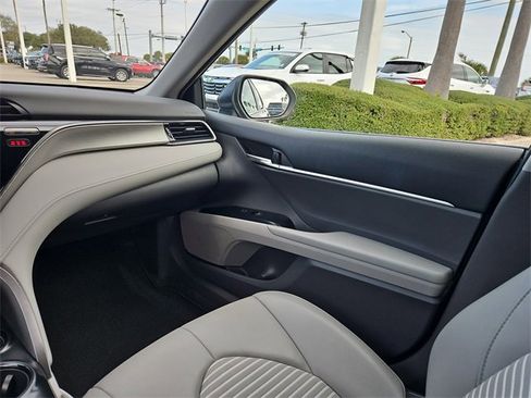 Used 2020 Toyota Camry SE image 10