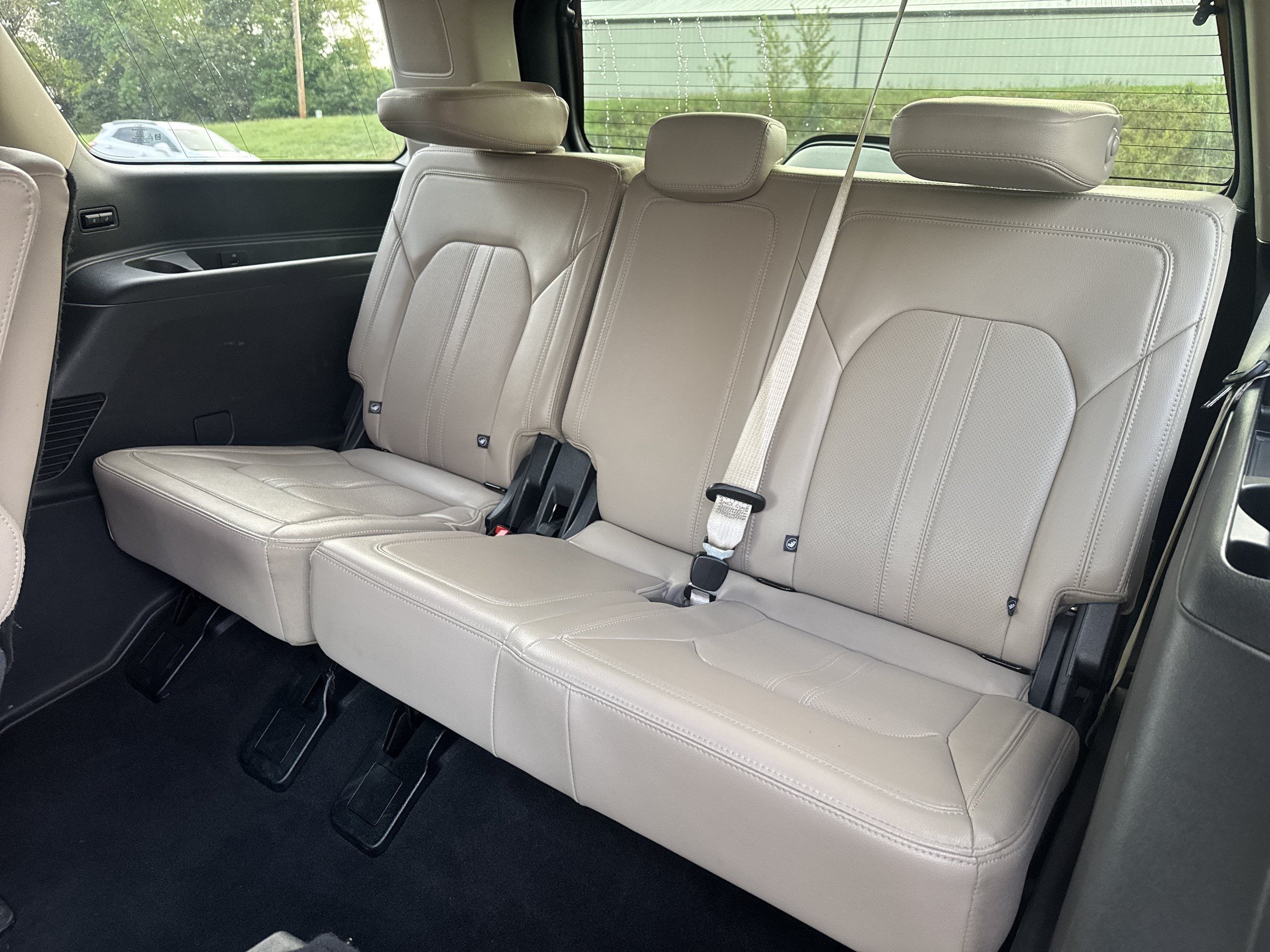 Used 2024 Ford Expedition Limited AWD/4WD image 3