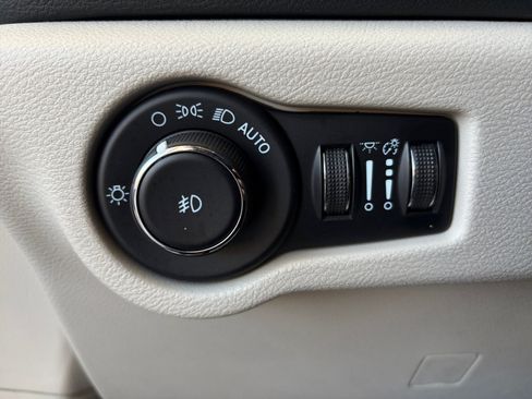 Used 2023 Chrysler Pacifica Touring-L FWD image 28