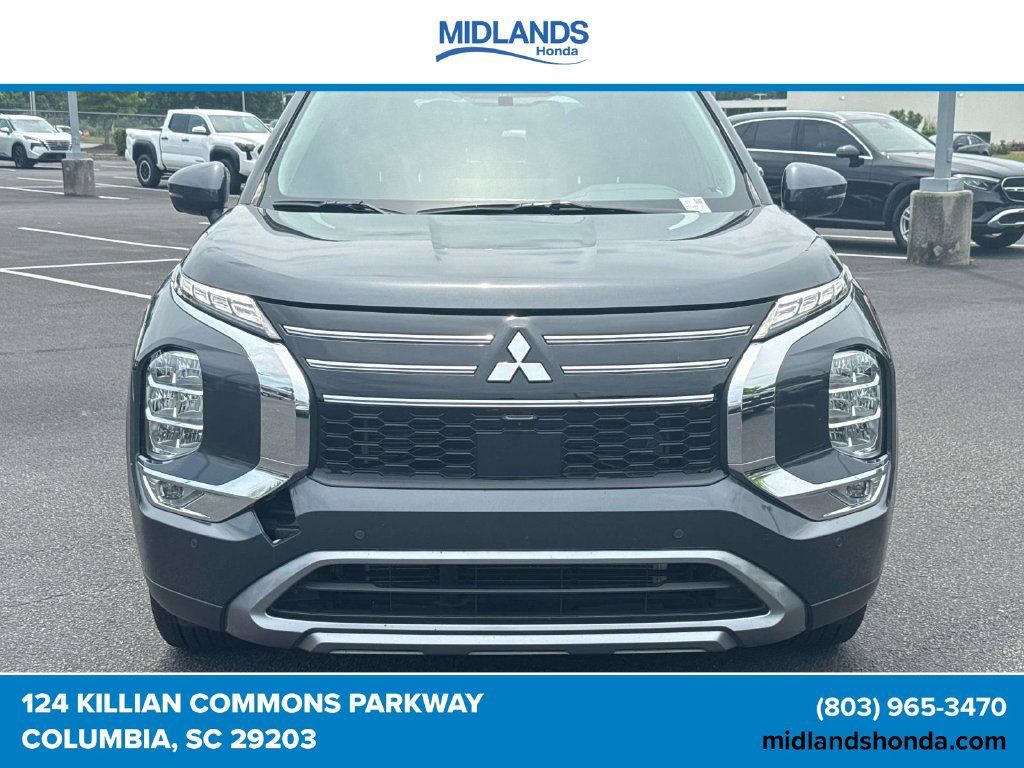 Used 2025 Mitsubishi Outlander SE FWD image 2