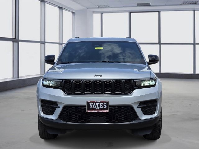 Used 2025 Jeep Grand Cherokee Altitude AWD/4WD image 2