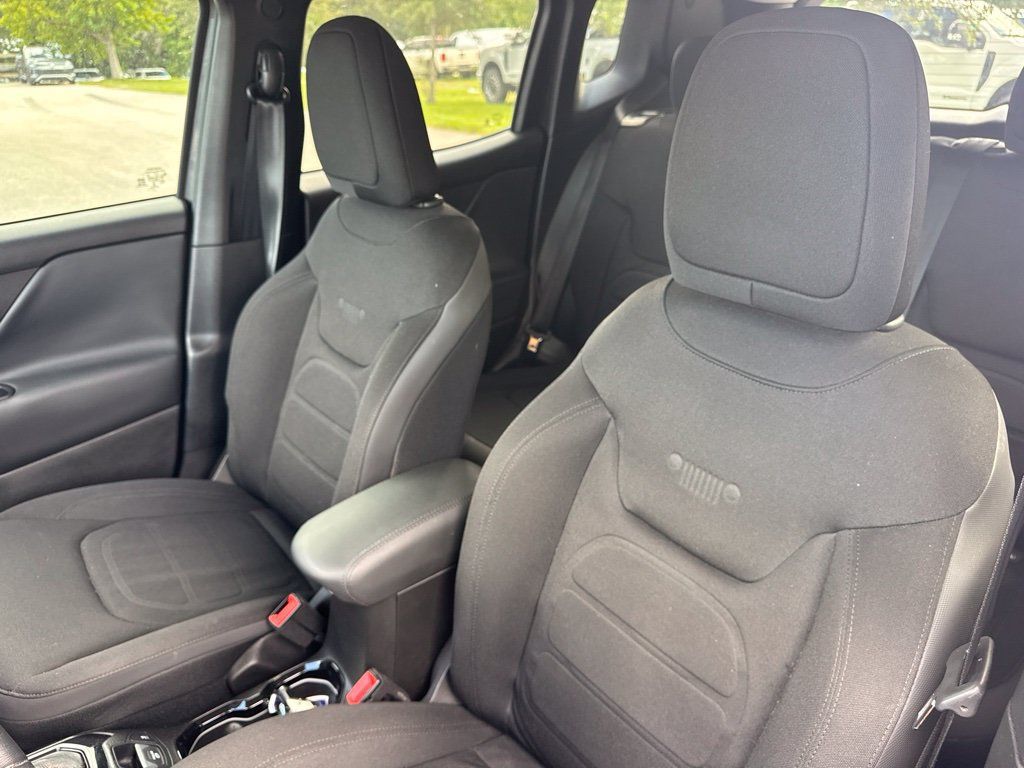 Used 2017 Jeep Renegade Altitude FWD image 10