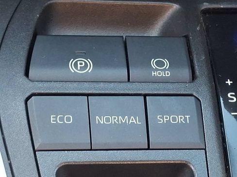 Used 2021 Toyota RAV4 LE FWD image 25