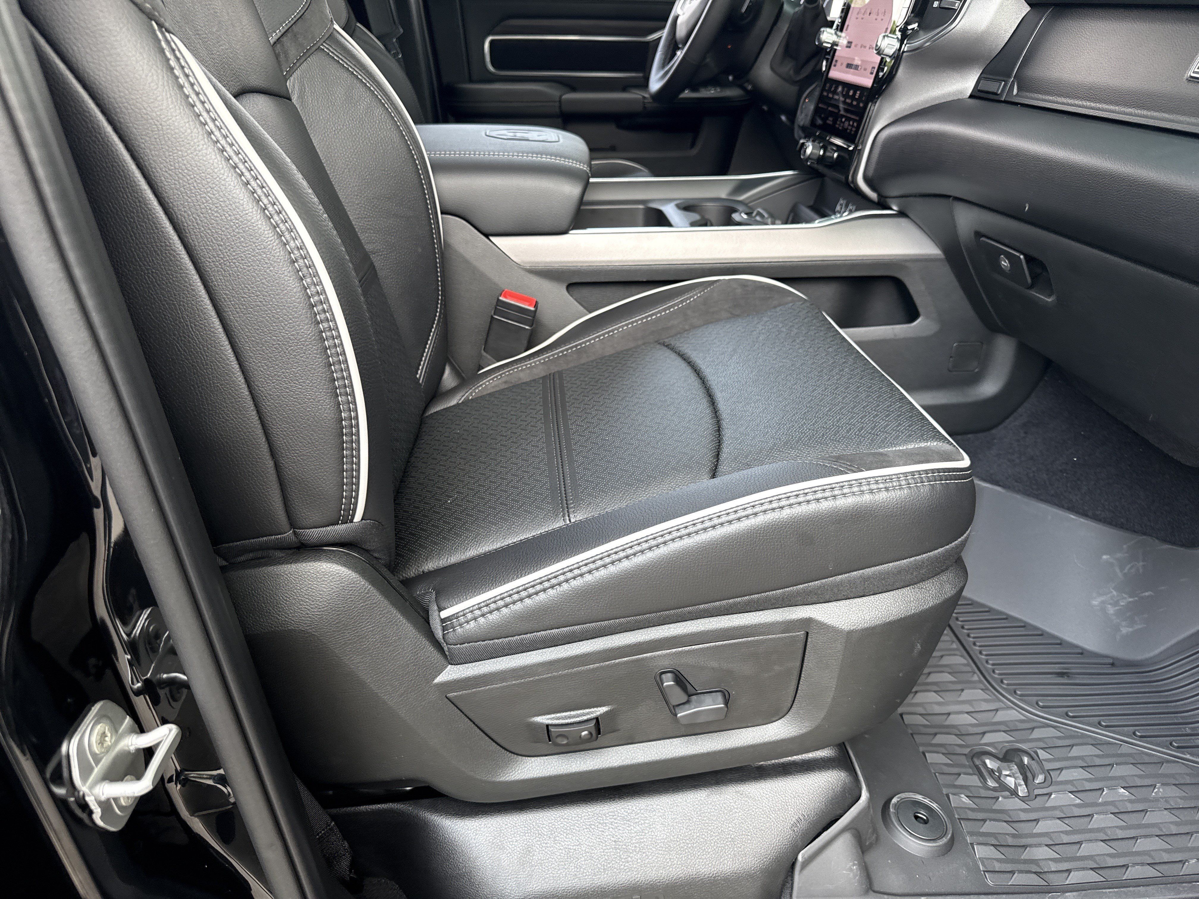 New 2026 RAM 3500 Laramie AWD/4WD image 15