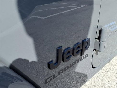 Used 2021 Jeep Gladiator Sport image 30