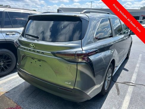 Used 2026 Toyota Sienna XLE FWD image 7