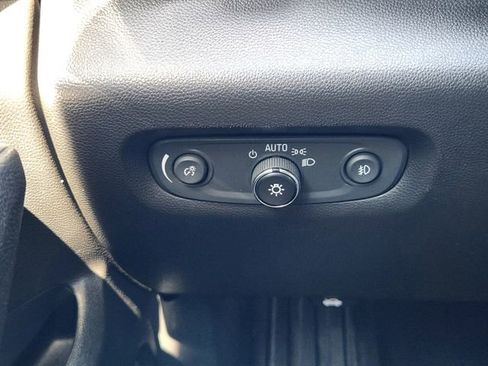 Used 2021 Chevrolet Traverse LT image 23