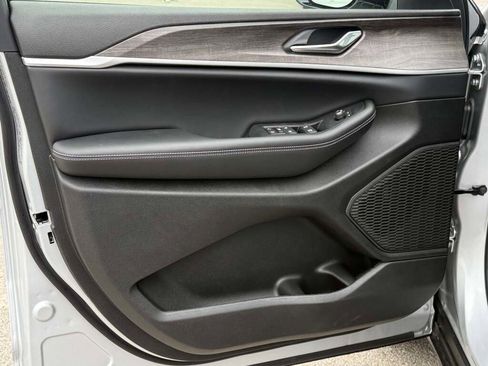 New 2026 Jeep Grand Cherokee Altitude image 28