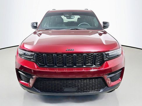 Used 2024 Jeep Grand Cherokee Altitude AWD/4WD image 4