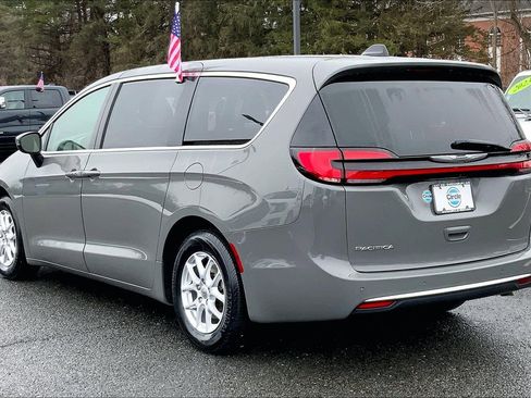Used 2023 Chrysler Pacifica Touring-L image 10